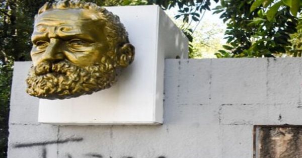 Roban placa del monumento a V&iacute;ctor Hugo
