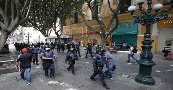 Realizan operativo &quot;espanta ambulantes&quot; en el primer cuadro de la capital poblana