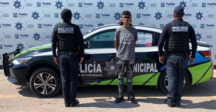 Detienen a dos probables asaltantes de transeúntes en la capital poblana