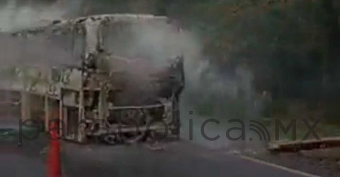 Colapsa autopista Puebla – Orizaba por incendio de autobús