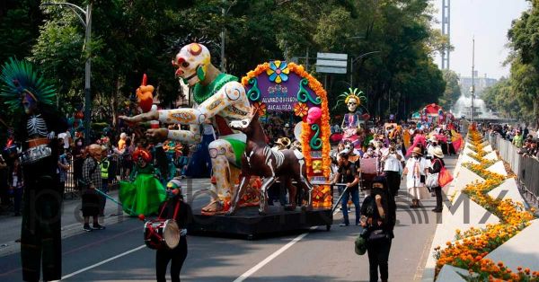 Celebra Ciudad de México talento de las 16 alcaldías y 32 estados con procesión comunitaria de día de muertos