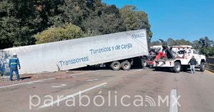 Cierran 5 horas la México-Puebla por choque de tráiler