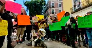 Voceadores protestan en Palacio Municipal