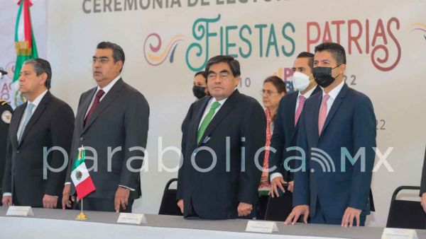 Dan banderazo a las conmemoraciones oficiales por las Fiestas Patrias