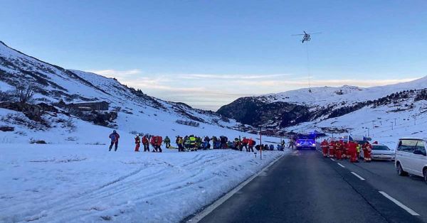Sepulta avalancha a turistas en Austria; hay al menos 10 desaparecidos