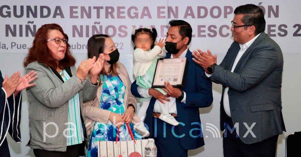 Entrega DIF a 3 menores de edad en adopción a sus nuevas familias