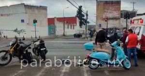 Deja 3 lesionados choque de motociclistas en Xonaca