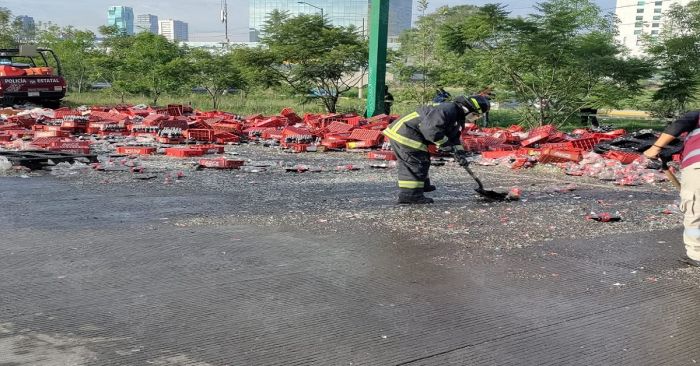 Golpea tr&aacute;iler de Coca Cola tres patrullas y la rapi&ntilde;a apareci&oacute; en Perif&eacute;rico
