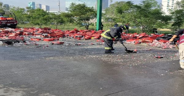 Golpea tr&aacute;iler de Coca Cola tres patrullas y la rapi&ntilde;a apareci&oacute; en Perif&eacute;rico