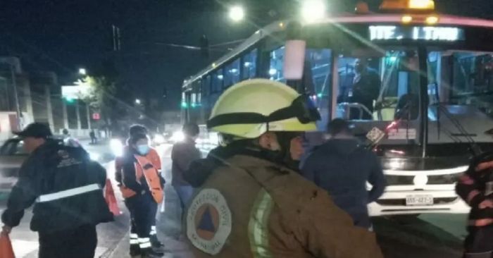 Choca autob&uacute;s de RUTA contra un autom&oacute;vil, hay siete lesionados
