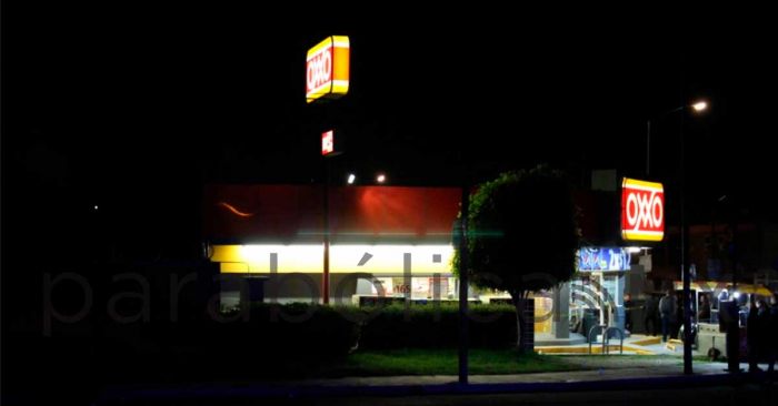 Ejecutan a conductor de plataforma de transporte a fuera de un Oxxo