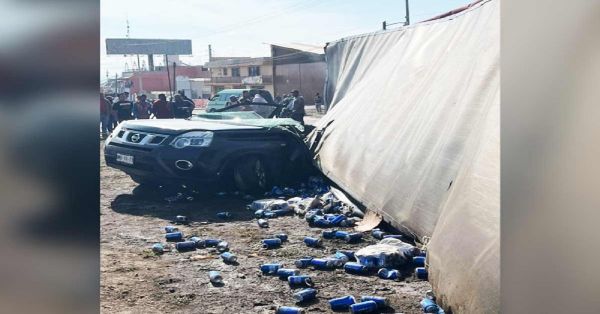 Se queda tráiler sin frenos, cae sobre camioneta en Hidalgo; un muerto y tres heridos