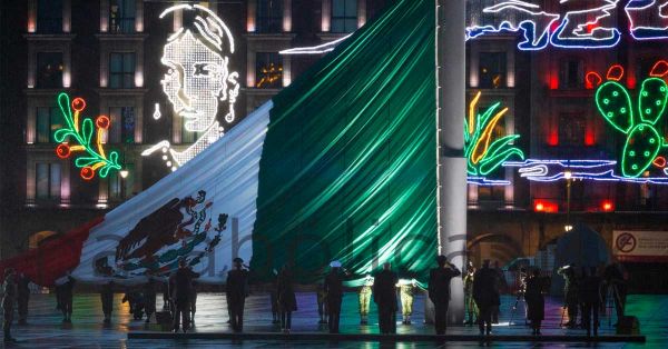 Iza AMLO bandera en memoria las víctimas de los sismos de 1985 y 2017