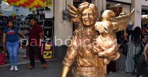 También dañan la estatua de Amy Camacho en la calle 5 de mayo