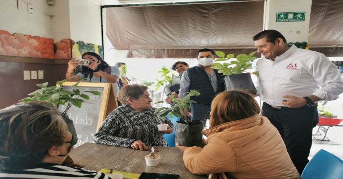 Entrega Alejandro Armenta &aacute;rboles para reforestar el Centro Hist&oacute;rico de Puebla