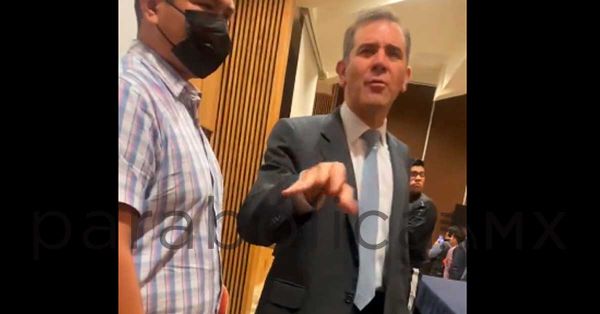 “Usted es un racista y no es bienvenido”, increpan a Lorenzo Córdova en la UNAM