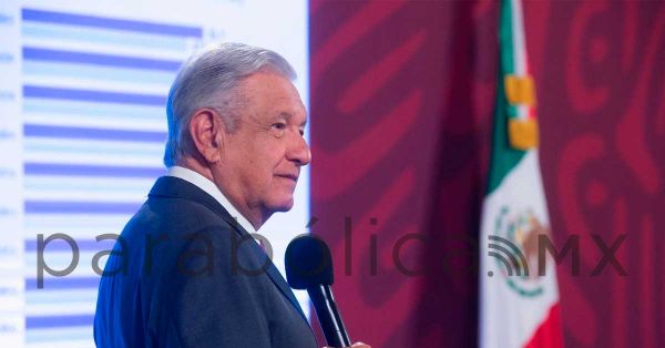 Acusa AMLO a banquero Roberto Hernández de condicionar avances del Tren Maya