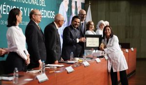 Otorga IMSS Puebla reconocimiento nacional al mérito a médicos poblanos