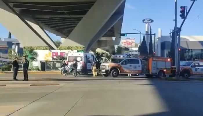 Se arroja y muere bajo el puente de Calzada Zaragoza y Defensores