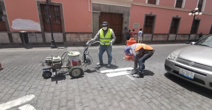 Cobran franeleros hasta 100 pesos a ciudadanos por apartar lugares, pese a parquímetros