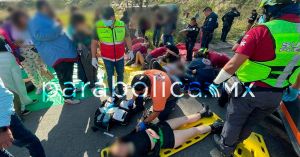 Deja 20 heridos volcadura de autobús de fans de Harry Styles en Periférico