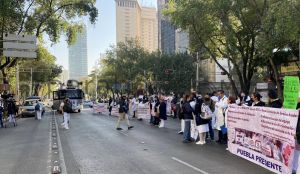 Realizan bloqueo en Reforma trabajadores de Puebla