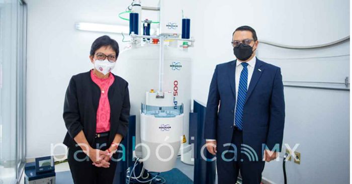 Entrega Lilia Cedillo Ram&iacute;rez equipo para Laboratorio de Resonancia Magn&eacute;tica Nuclear