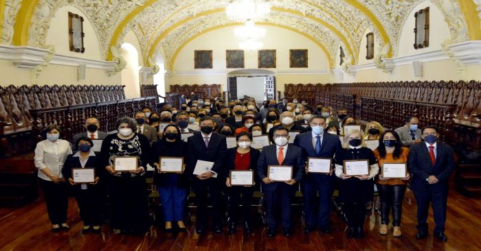Reconoce BUAP a personal administrativo y académico con 20 y hasta 50 años de servicio