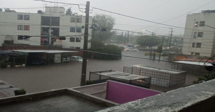 Se inundan calles; causan lluvias caos en la autopista