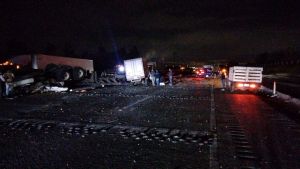 Cierran de madrugada la México-Puebla por choque y volcadura de trailer