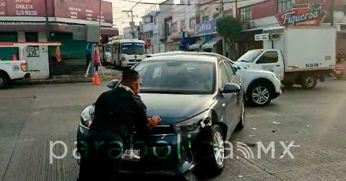 Choca su vehículo y se da a la fuga en a 31 Poniente