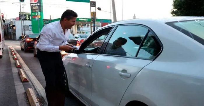 Sale a las calles Eduardo Rivera para invitar a ciudadanos a su informe de labores