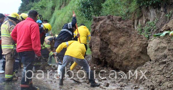 Se desgaja cerro en la pista Apizaco - Tlaxcala