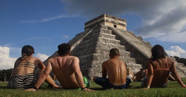 Sube turista y baila en la pirámide de Kukulkán #LadyChichénItzá