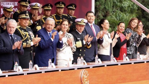 Acompaña Armenta a AMLO en la Ceremonia por los Niños Héroes