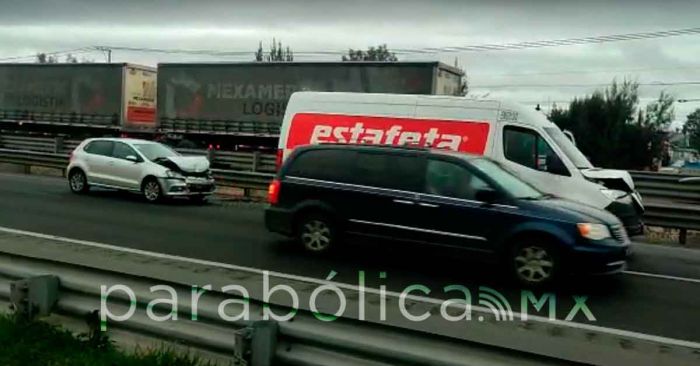 Chocan 3 vehículos en el puente de Xonacatepec