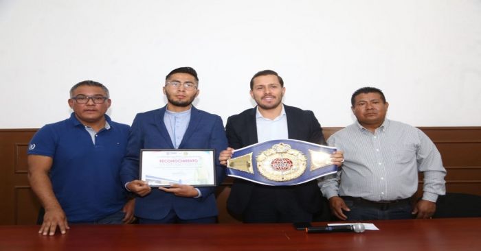 Reconoce Ayuntamiento de Puebla al boxeador Agustín “El Chato” Pérez Balbuena