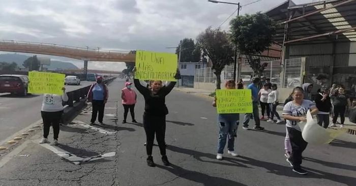 Bloquean familiares de joven desaparecida en Edomex la México-Puebla