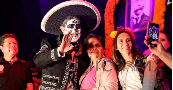 Inaugura Ricardo Monreal megaofrenda en el Senado disfrazado de charro