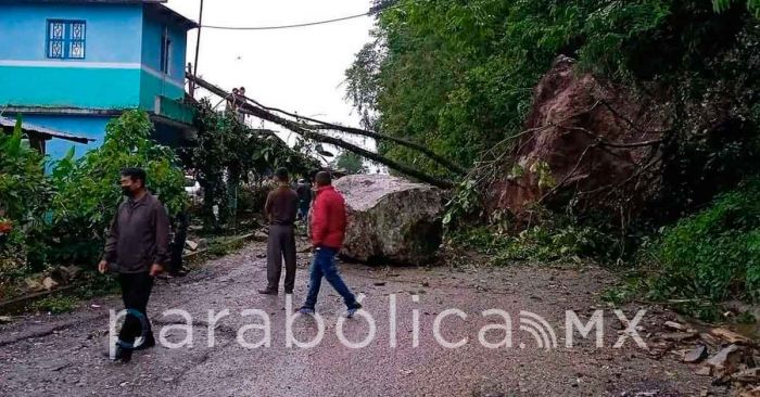 Dejan fuertes lluvias derrumbes en la Sierra Negra