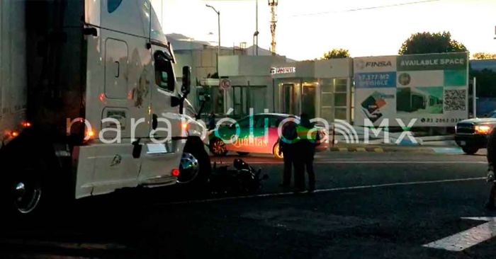 Ileso, conductor de motocicleta arrollado por tráiler en Finsa