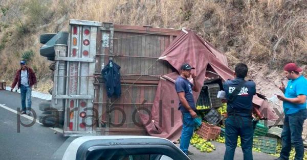 Reportan camioneta volcada en autopista Siglo XXI