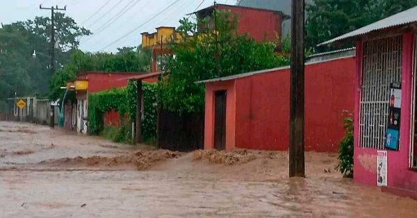 Provocan lluvias desbordamiento de río en Teapa, Tabasco