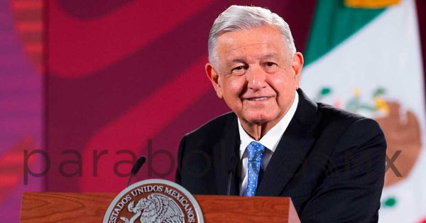 Se presenta López Obrador en la mañanera con molestias en la garganta