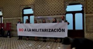 Muestran diputados del PAN pancarta contra la militarización, pero rehuyen al diálogo