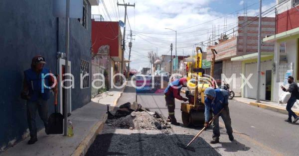 Tapan cuadrillas municipales m&aacute;s de 3 mil baches en una semana