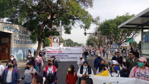 Marchan maestros en reclamo de un pago retroactivo en Puebla