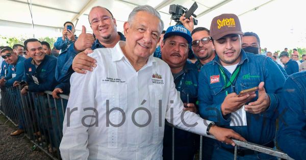 Llama AMLO a trabajadores de la CFE a lograr objetivo de conectar con internet al país