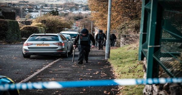 Atacan con explosivos un coche de la policía de Irlanda del Norte