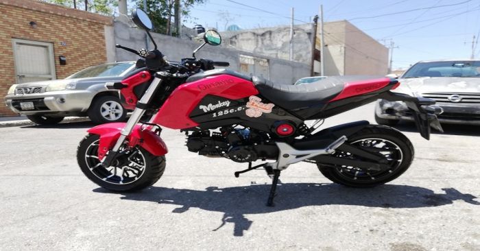 Muere motociclista al chocar con un auto